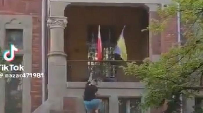 В Кракове сорвали флаг Украины