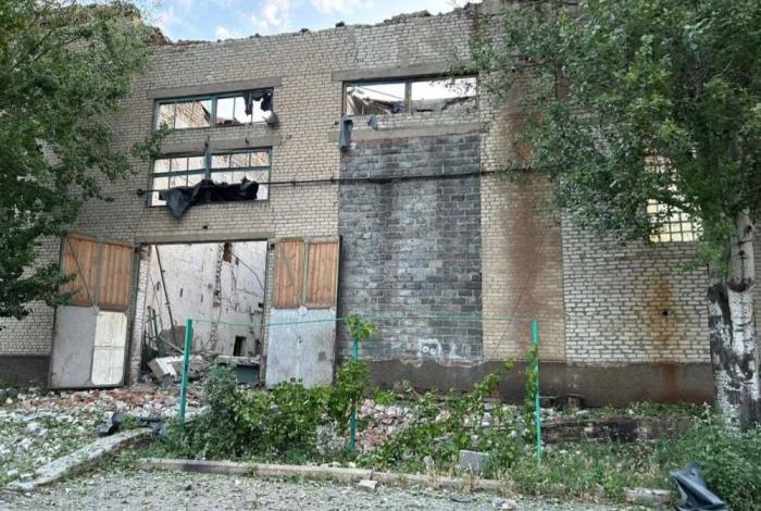 повреждённые предприятия в Славянске после прилёта российских «Гераней», источник Телеграм-канал Сводки и Аналитика СВО (Резерв)