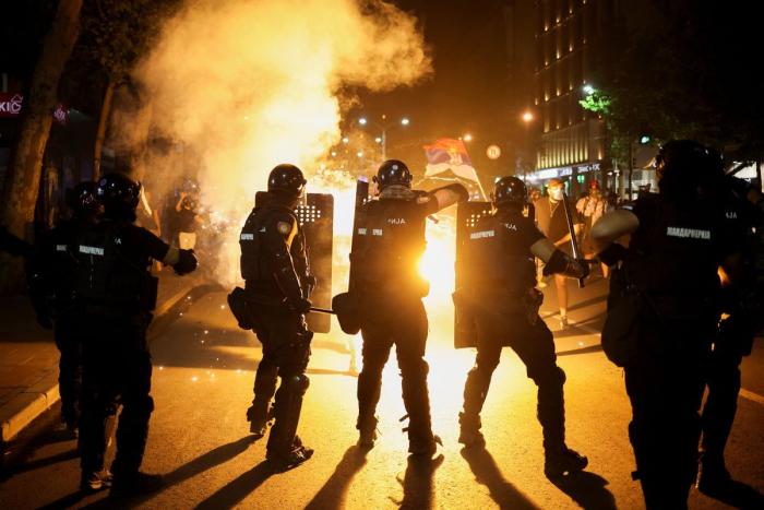 Сербия: на двух стульях трудно усидеть