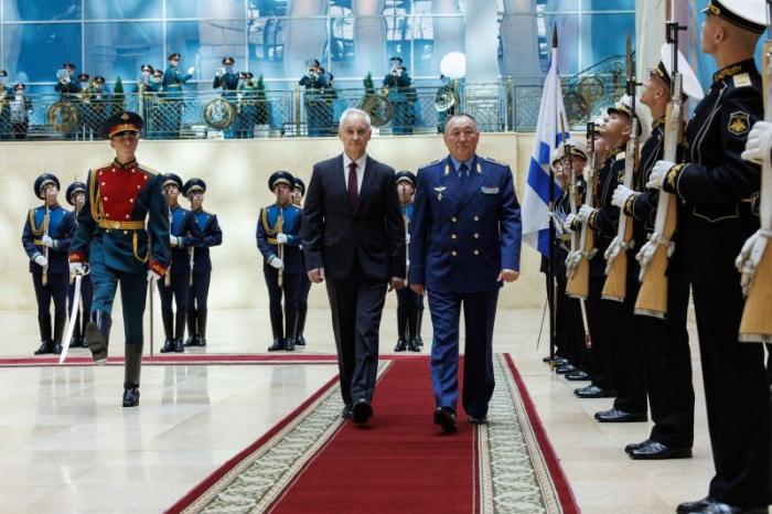 Вновь назначенный министр обороны Казахстана Даурен Косанов нанёс первый визит в Россию