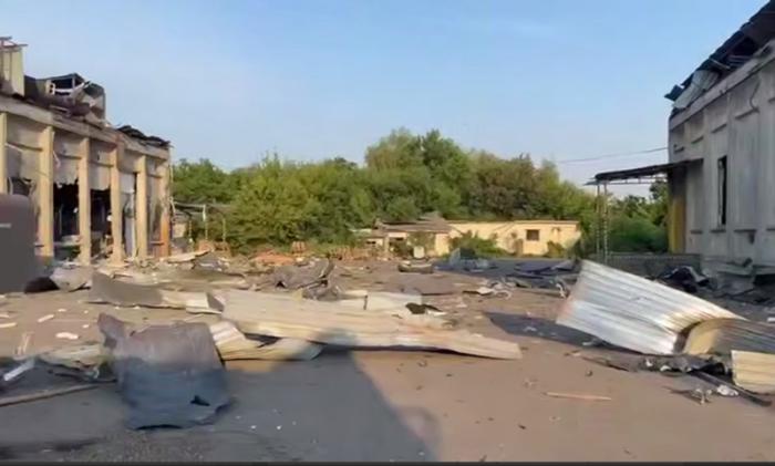 В оккупированном ВСУ Славянске (ДНР) ночью был нанесён удар по терминалу «Новой почты» – украинской логистической компании, действующей в интересах ВСУ, источник Телеграм-канал WarDonbass