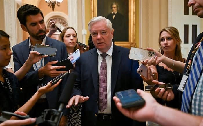 Выживший из ума американский сенатор бьёт в барабаны войны