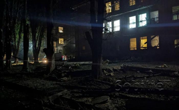 Каменское в Днепропетровской области после ночного прилета «Искандера». Власти заявляют, что удар был нанесен по неэксплуатируемому зданию, однако в местных соцсетях уверены, что прилетело по центру реабилитации боевиков ВСУ, источник Телеграм-канал Военкор Котенок