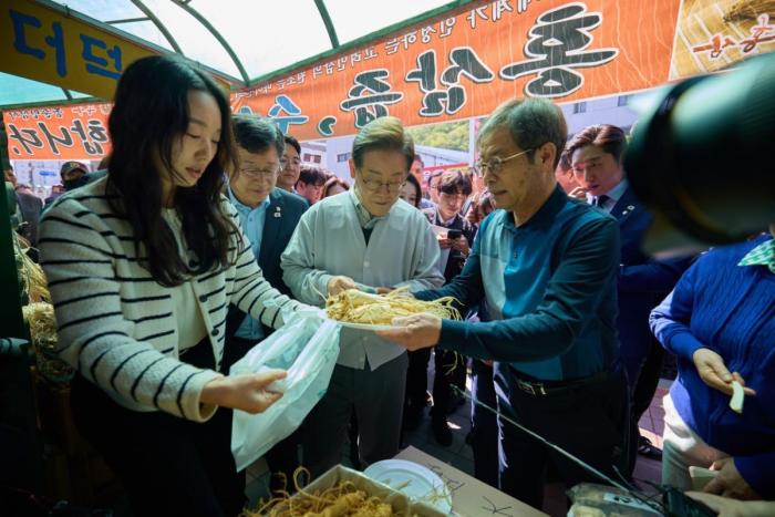 Официальный Сеул пытается наладить разрушенные предыдущей администрацией отношения с Пхеньяном