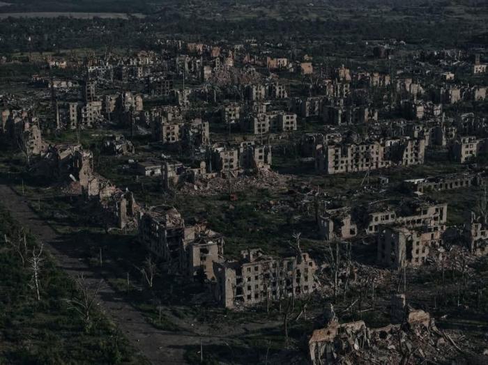 теперь уже освобождённый Часов Яр с высоты птичьего полёта. После полутора лет ожесточённых боёв почти весь город представляет из себя руины, источник Телеграм-канал Военкор Котенок