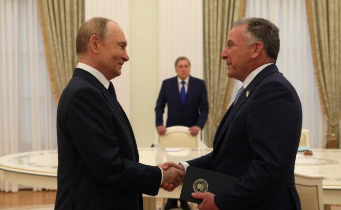 Владимир Путин встретился в Кремле со спецпредставителем президента США Трампа Стивеном Уиткоффом