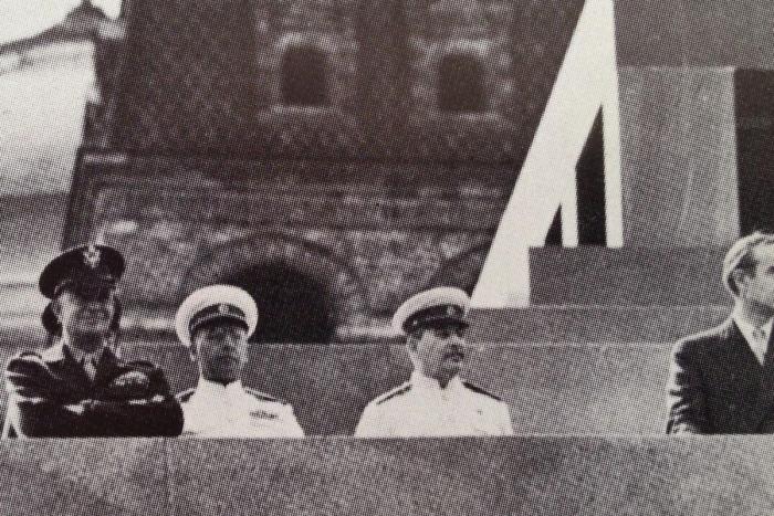 Сталин и Эйзенхауэр на вершине мавзолея