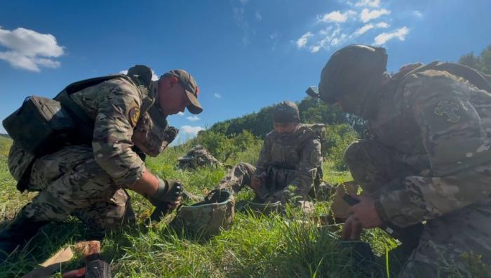 военнослужащие Астраханского батальона 177-го отдельного Гвардейского полка морской пехоты Каспийской флотилии перед выходом на боевую задачу в Сумской области Украины, источник Телеграм-канал Станислав Назаров | КАНАЛ |