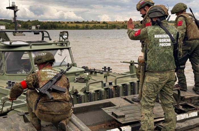 военнослужащие инженерно-саперного полка 20-й гвардейской общевойсковой армии группировки войск "Запад" развернули речную переправу в рамках тренировки в одном из тыловых районов зоны СВО, источник Телеграм-канал Минобороны России
