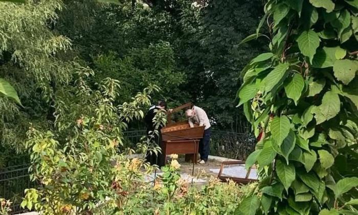 Гонения на живых и мёртвых, или Киевская хунта уничтожает русскую церковь и ее святыни