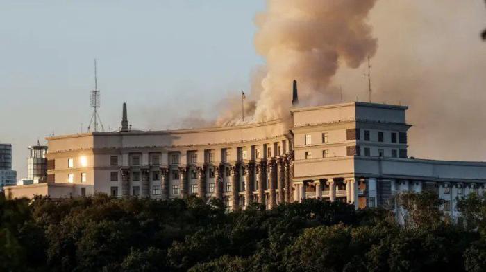 «Удар по Кабмину», или Что же случилось с правительственным зданием в центре Киеве?