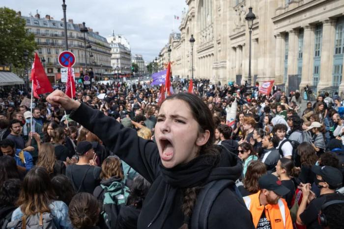 Францию захлестнули массовые протесты против курса на милитаризацию страны