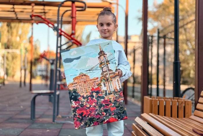 в Старобешево молодёжь организовала для детей рисование на открытом воздухе. Ребята рисовали родной Донбасс, источник Телеграм-канал РИА ДНР