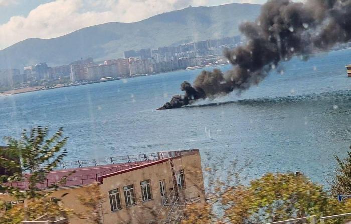 горящий украинский БЭК в порту Новороссийска, источник Телеграм-канал Осведомитель