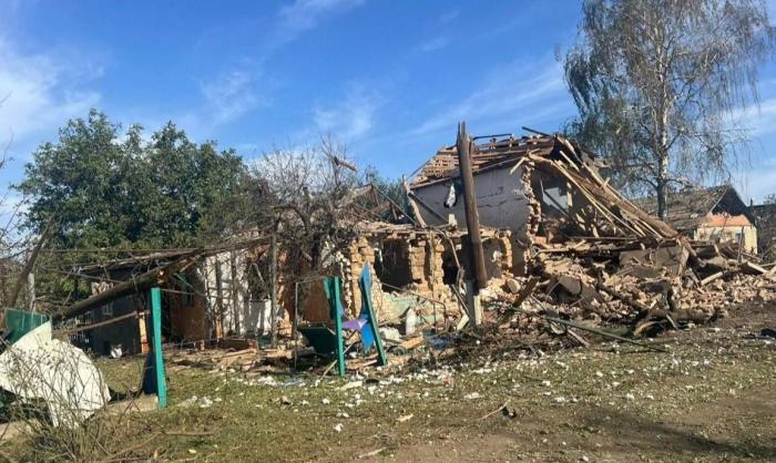 Заглавное фото: пораженные ударами УМПК ПВД ВСУ в с. Шиповатое Харьковской области, источник Телеграм-канал Хроники Гераней