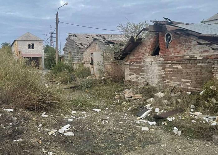 вчера вечером в Славянске около 23:00 на территорию бывшего посудного цеха прилетела Герань. В результате удара повреждены четыре склада и трансформатор, источник Телеграм-канал Сводки и Аналитика СВО (Резерв)