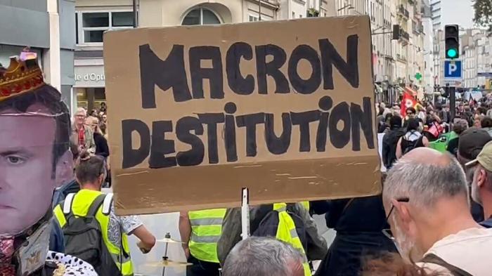 Протесты с требованием ухода Макрона во Франции не стихают