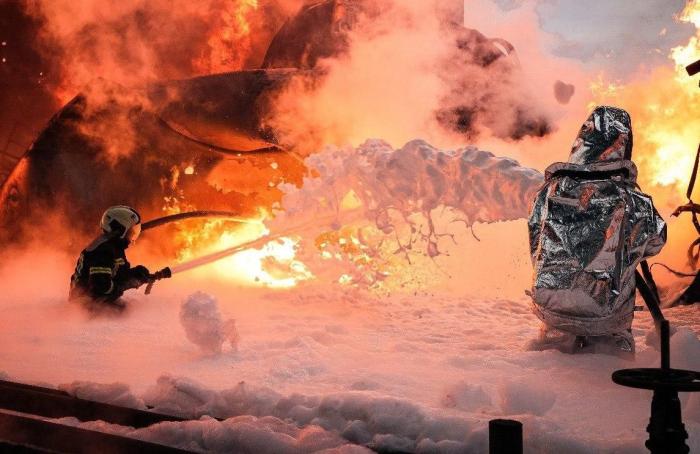 последствия удара по объекту нефтегазовой инфраструктуры в Кременчуге Полтавской области, источник Телеграм-канал Повёрнутые на войне