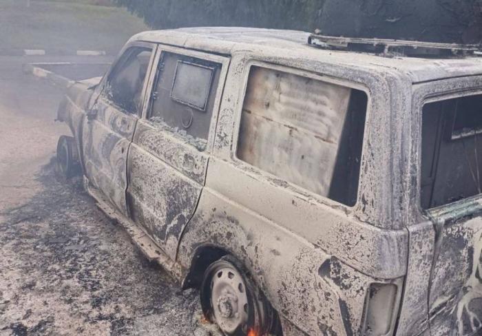 глава Белгородского района успела выпрыгнуть из машины прямо перед тем, как её атаковал дрон. Водитель и чиновница успели покинуть автомобиль прямо перед ударом, машина полностью сгорела, источник Телеграм-канал Zvezdanews | «Звезда»
