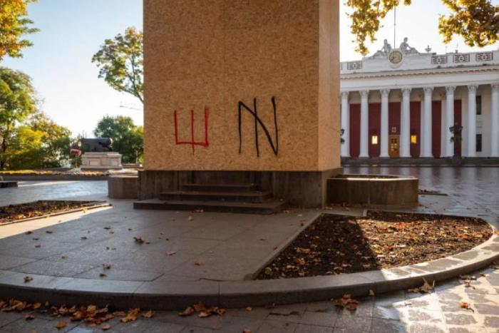 Изгнав мэра Одессы, хунта Зеленского начала бороться с памятником Пушкину