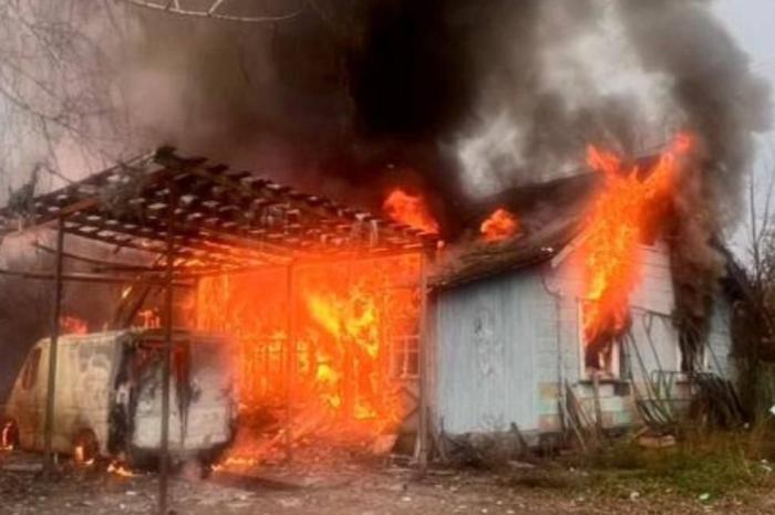 последствия сегодняшнего удара БПЛА в Святогорске на Донбассе. Бусик в кадре, источник Телеграм-канал Хроники Гераней