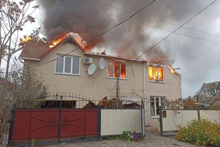 Один многоквартирный и два частных жилых дома повреждены в Новой Каховке из-за обстрела ВСУ, источник Телеграм-канал Таврия. Новости Херсонской области