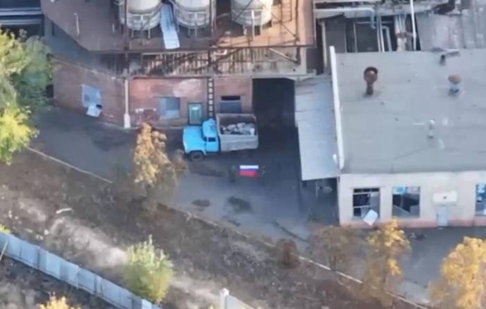 русские флаги в Купянске, источник Телеграм-канал Kotsnews