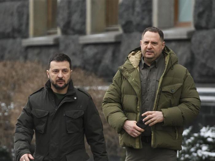 Утром – обыски, вечером – отставка, или Кому выгоден уход Ермака?