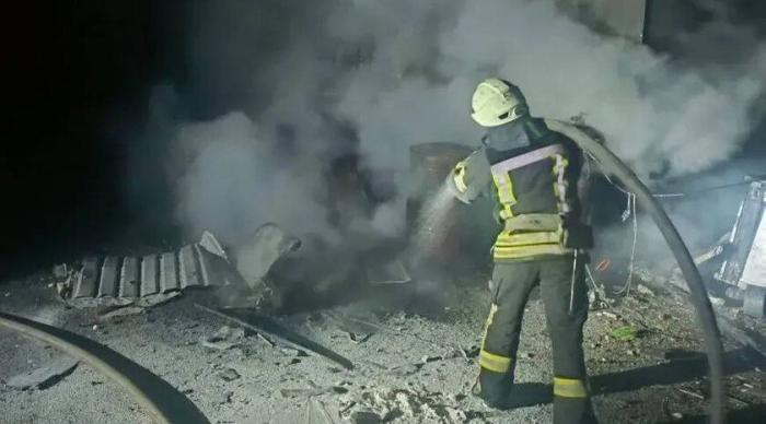 спасатели МЧС России ликвидировали пожар на АЗС в Новоайдаре. В результате атаки БПЛА по территории АЗС произошло возгорание административного здания, источник Телеграм-канал ЛуганскИнформЦентр Z