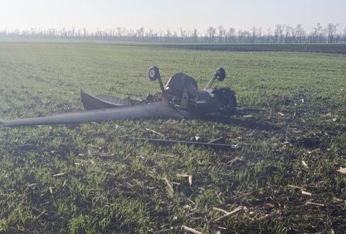 обломки сбитого украинского дрона-камикадзе Ан-196 «Лютый», перекрашенного в чёрный цвет для меньшей заметности в ночи, источник Телеграм-канал Военный Осведомитель