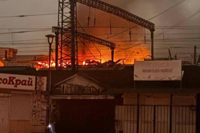 пожар после прилёта «Гераней» по железнодорожной станции в Фастове Киевской области, источник Телеграм-канал Военный Осведомитель