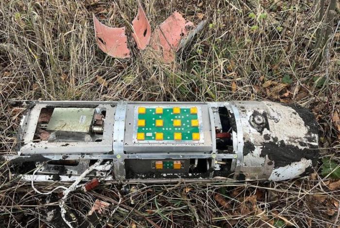 обнаруженный противником обломок авиабомбы УМПБ-5Р с 16-канальной помехозащищённой CRPA-антенной, источник Телеграм-канал Военный Осведомитель