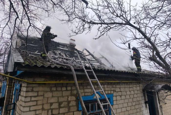 в результате атаки БПЛА ВСУ по частному домовладению на улице Каховской в городе Васильевке загорелся дом, источник Телеграм-канал Запорожский Телеграф