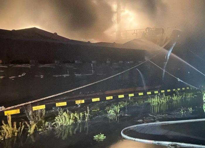 горевшее после удара Герани судно в Одесском порту, источник Телеграм-канал Хроники Гераней