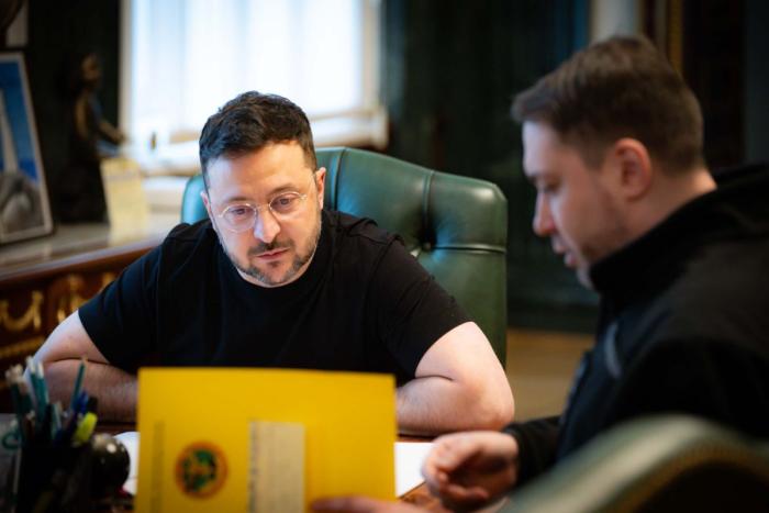 2 января Зеленский написал, что предложил руководителю Главного управления разведки (ГУР) Кириллу Буданову (внесён РФ в список террористов и экстремистов) возглавить офис президента