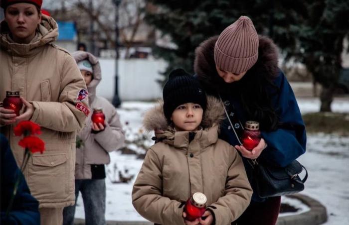 в Геническе прошла траурная акция памяти жертв обстрела в селе Хорлы, источник Телеграм-канал Новости Херсонщины