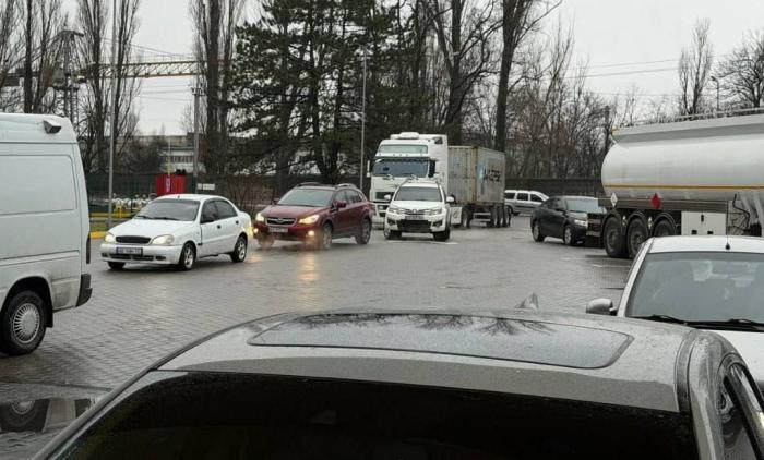 Днепропетровск. Блэкаут выстроил очереди. Люди запасаются бензином и заряжают телефоны, источник Телеграм-канал РИА ДНР | ДОНЕЦК