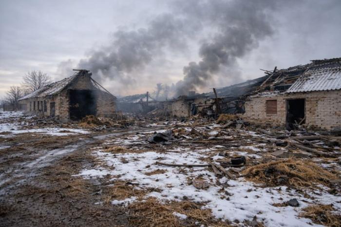 ВСУ продолжают сознательную охоту на мирных жителей левобережья Херсонщины. Нацисты нанесли удар по фермерскому хозяйству, уничтожив постройки и автотранспорт, источник Телеграм-канал FREE KHERSON