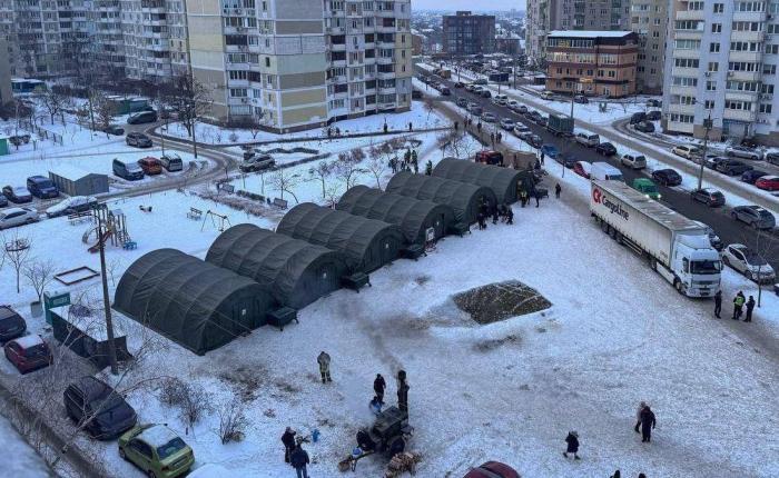 палатки с генераторами и полевая кухня: кадры из дворов Киева. Территории возле домов, где сейчас нет отопления и света, превратились в палаточные городки, источник Телеграм-канал WarDonbass