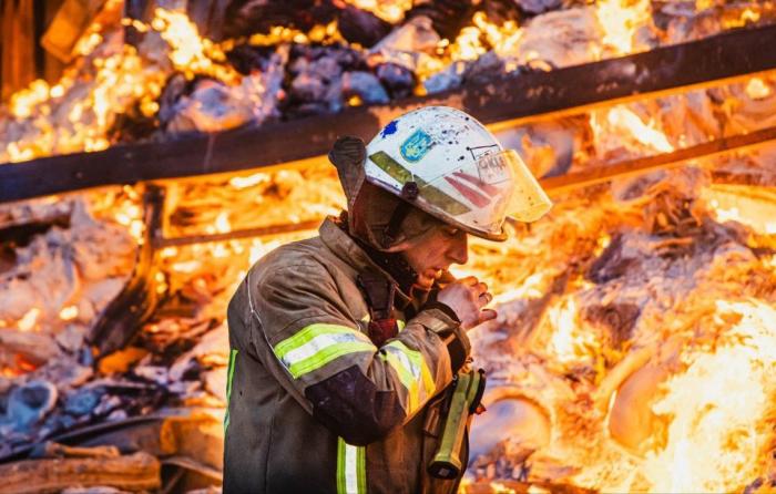 В пригороде Харькова горят склады врага. ВС России нанесли высокоточный ракетный удар по одному из логистических объектов. В результате попадания на территории склада возник масштабный пожар, источник Телеграм-канал WarDonbass