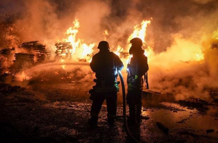 в Одессе этой ночью выбили промышленный объект. Ресурсы противника сообщают о 15 дронах, работавших по целям в черте города, и мощном пожаре после одного из прилётов, источник Телеграм-канал Военкор Котенок