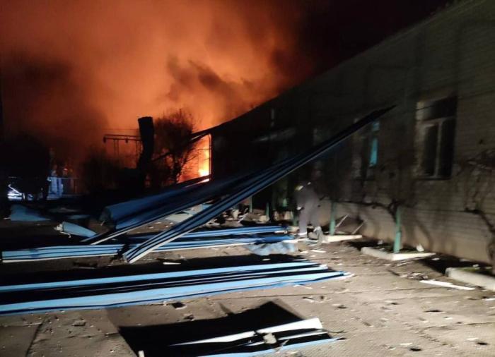 в результате ночного удара по объекту энергетики в Одесской области несколько населённых пунктов остались без света. Также повреждено административное здание, источник Телеграм-канал Оперативные сводки