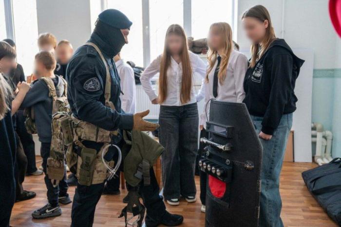 росгвардейцы объяснили донецким школьникам тонкости военной профессии, источник Телеграм-канал РИА ДНР | ДОНЕЦК