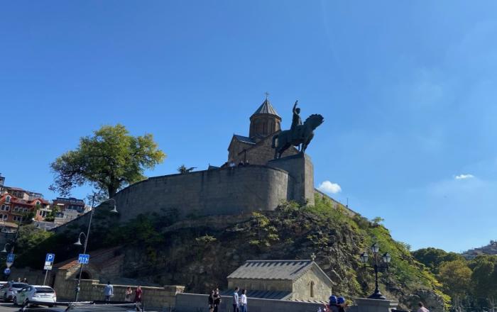 Тбилиси. Сионский собор и памятник Вахтангу Горсасали