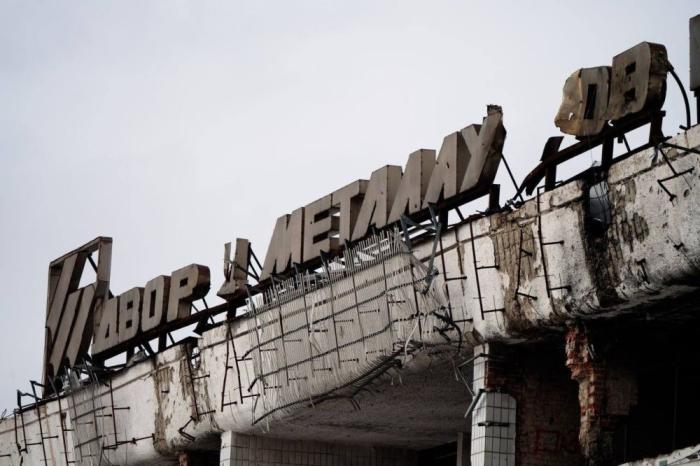 в Мариуполе восстанавливают изрешеченный во время боевых действий ДК «Металлургов», источник Телеграм-канал Мариуполь сейчас