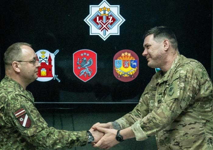 командир 1-й Рижской бригады Земессардзе полковник Нормунд Баранов и командир 12-й бригады Национальной гвардии Украины "Азов"* подполковник Богдан Гришенков