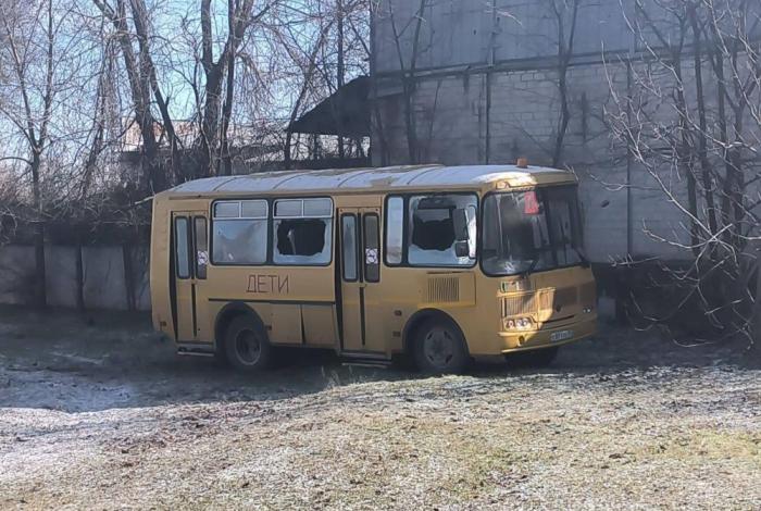 противник вновь совершил вероломный и циничный удар по гражданской инфраструктуре. Под обстрел попал мирный город Васильевка. Целью террористов стала школа. В результате атаки повреждён фасад учебного заведения, пострадала прилегающая территория. Осколками посекло школьные автобусы. Пострадавших нет, источник Телеграм-канал Балицкий Евгений