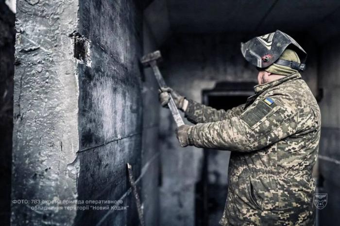 у Днепропетровска ВСУ возводят линию обороны. ВСУ силами 783-й бригады Специальной службы транспорта МО Украины возводят оборонительные укрепления у Днепропетровска. Зафиксировано строительство укреплений, работа экскаваторов по выкапыванию глубоких траншей и укладка металлических конструкций для их укреплений, также фиксируются укладка арматуры и заливка бетоном линии обороны, источник Телеграм-канал Дневник Десантника