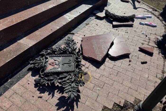 в Одессе снова воюют с историей. На этот раз под немилость вандалов попала Александровская колонна, монумент, установленный в 1891 году, через десять лет после гибели императора Александра II. Больше века он был частью городского пейзажа и одним из символов старой Одессы, источник Телеграм-канал Херсон ЗХ