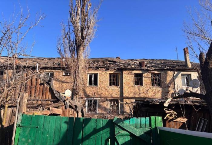 ночью ВСУ ударили по жилому многоквартирному дому в Перевальске. В результате атаки БПЛА загорелась крыша, выбиты практически все окна. Осколочные ранения получили два человека, к счастью, лёгкой степени тяжести, источник Телеграм-канал Сыны Отечества|Новости ЛНР здесь!